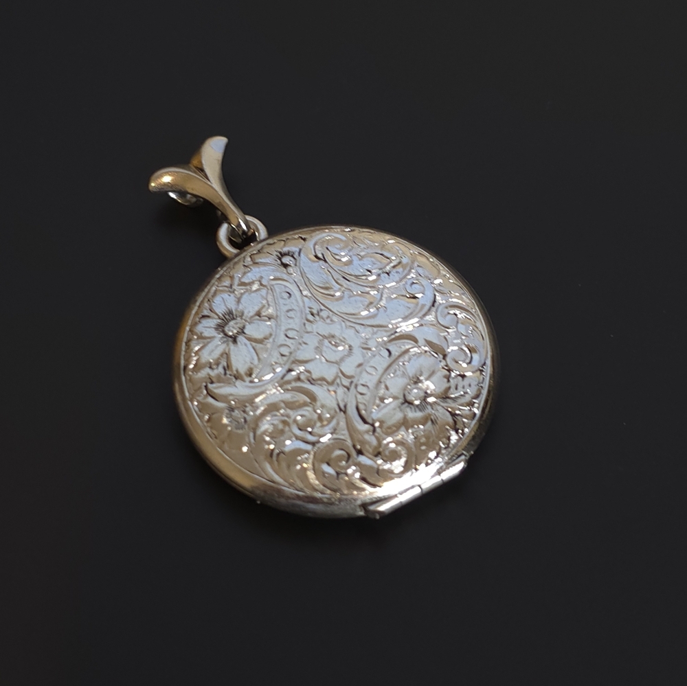 BAB Sterling Floral Engraved Locket - Picture 3 of 6
